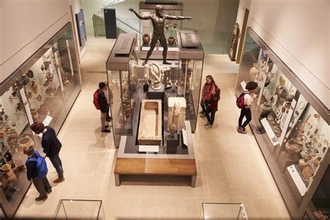 Manage an exhibition in a museum .